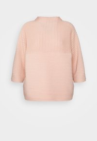 Pull côtelé rose clair avec un col montant, des manches trois-quarts et une coupe décontractée et carrée. La texture est douce et texturée.