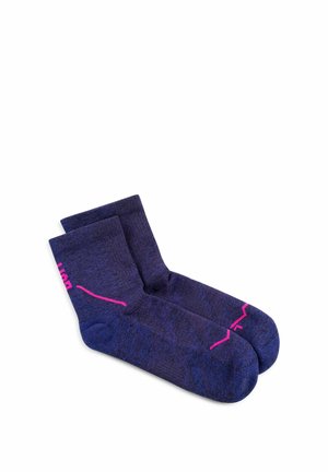 Par de calcetines tobilleros azul oscuro con detalles de zigzag rosa y texto, colocados planos sobre un fondo blanco.