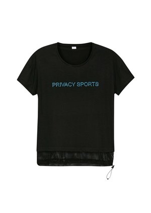 Zwarte T-shirt met korte mouwen en een ronde hals, blauwe "PRIVACY SPORTS" tekst gemaakt van stippen, en een zwarte meshlaag met verstelbare trekkoordzoom.