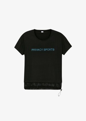 Schwarzes T-Shirt mit kurzen Ärmeln und rundem Halsausschnitt, blauer „PRIVACY SPORTS“-Schriftzug aus Punkten und schwarzer Netzschicht mit verstellbarem Kordelzug am Saum.