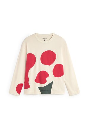 Roomkleurig T-shirt met lange mouwen, voorzien van grote rode en groene abstracte vormen. Gladde textuur met een ronde halslijn en een comfortabele, losse pasvorm.