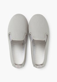 Grijze canvas instapschoenen met een ronde neus, elastische zijkanten en een gestructureerd oppervlak. De binnenkant is gevoerd met een lichter materiaal.