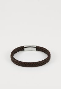 Bracelet en cuir tressé marron avec une fermeture en métal argenté lisse, présentant une forme ronde et un motif texturé sur toute sa surface.