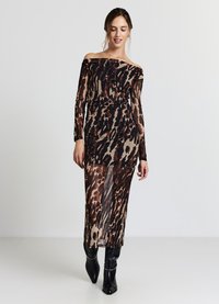 Abito lungo scollato con tessuto trasparente e motivo a macchia di leopardo marrone e nero, con spacco frontale.