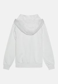 Weißes Kapuzensweatshirt aus softem Stoff, lockere Passform, gerippte Bündchen und Saum. Die Rückansicht zeigt detaillierte Nähte und das Futter der Kapuze.