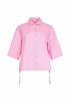 Roze overhemd met witte verticale strepen, korte brede mouwen, een borstzak en verstelbare trekkoorden aan de zoom.