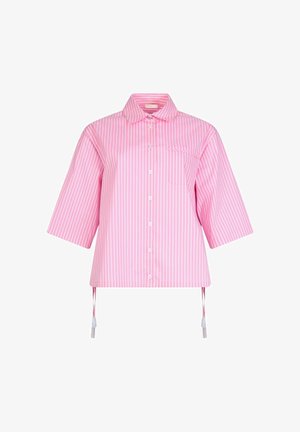 Roze overhemd met witte verticale strepen, korte brede mouwen, een borstzak en verstelbare trekkoorden aan de zoom.