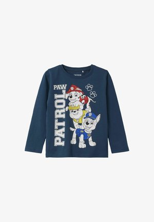 Modra majica z dolgimi rokavi, ki prikazuje risane pse iz "Paw Patrol". Grafični dizajn vključuje like v živahnih rdečih, rumenih in modrih barvah.