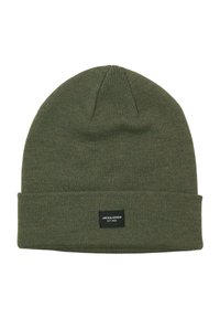 Cappello lavorato a maglia verde oliva con risvolto. Presenta un piccolo etichetta nera con testo bianco sul davanti. Texture morbida, design semplice.