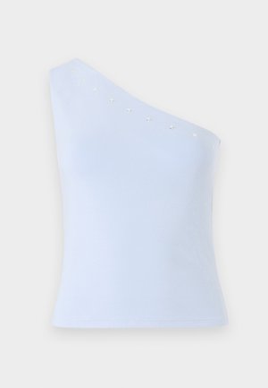 Haut bleu clair à une épaule, fabriqué en tissu doux, avec des embellissements en étoiles argentées le long de l'encolure et une silhouette ajustée.