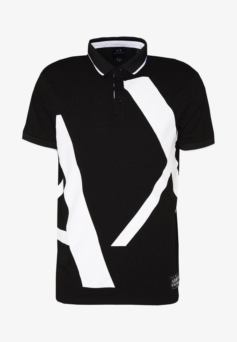 Polo noir avec un motif géométrique contrastant en blanc, patte de boutonnage à trois boutons et col en ribbed noir. Le tissu paraît lisse et doux.