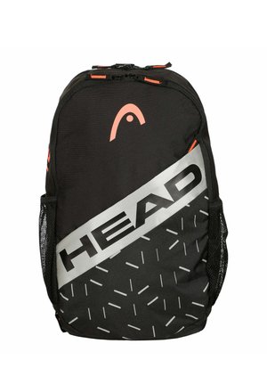 Zwarte en grijze rugzak met "HEAD"-logo, diagonale reflecterende streep, zijvakken van mesh en kleine koraalkleurige accenten op ritsen en logo.