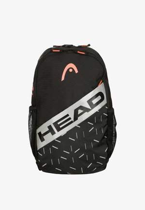 Zwarte en grijze rugzak met "HEAD"-logo, diagonale reflecterende streep, zijvakken van mesh en kleine koraalkleurige accenten op ritsen en logo.