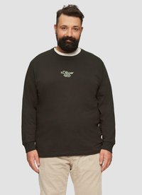 Dunkelbrauner Sweatshirt mit langen Ärmeln und Rundhalsausschnitt, mit weißem gesticktem Logo. Getragen mit beigen Cordhosen.