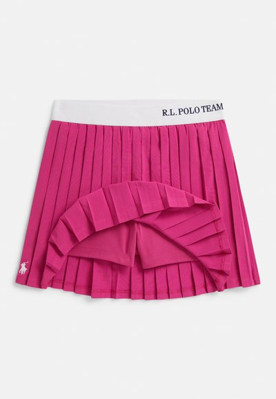 Πλισέ φούστα σε έντονο ροζ με λευκή μέση που φέρει την ετικέτα "R.L. POLO TEAM", με ενσωματωμένα σορτς από κάτω και υφή με α�νάγλυφο φινίρισμα.
