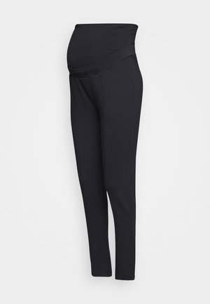 Pantalon de maternité noir avec une taille haute extensible conçue pour soutenir et couvrir un ventre de femme enceinte.