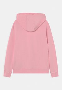 Różowa bluza z kapturem o gładkiej teksturze, z długimi rękawami i ściągaczami na mankietach. Posiada kieszeń typu kangur i regulowany kaptur ze sznurkiem.
