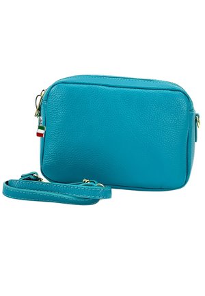 Turquoise gestructureerde leren rechthoekige crossbody tas met afneembare riem en een kleine ritsbedel met Italiaanse vlag.