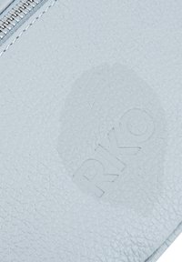 Clutch in pelle azzurro chiaro con superficie texturizzata, cerniera argentata e logo "RKO" impresso. Design conciso con dettagli minimi.