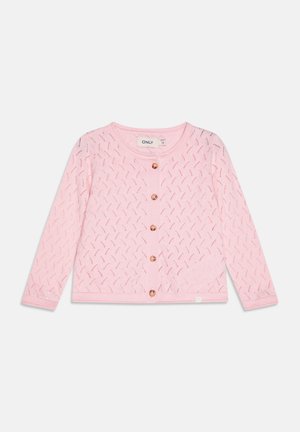 Šviesiai rožinė megzta kardiganas su tekstūruotu raštu, ilgomis rankovėmis ir penkiomis rožinio aukso sagomis priekyje. Švelni blizgesys su tvarkingais kraštais.