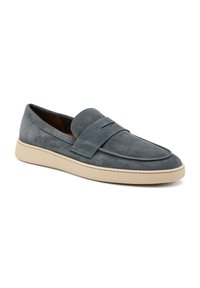 Scarpe slip-on in suede grigio con una superficie morbida, caratterizzate da una fascia decorativa sulla parte superiore e una suola in gomma di colore chiaro.