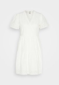 Robe blanche à manches courtes, portefeuille, en tissu texturé. Elle présente une broderie en œillets et une jupe à volants avec un ourlet festonné.