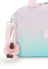 Borsa con sfumature delicate in tessuto rosa chiaro e verde menta, caratterizzata da un charm in tessuto testurizzato a forma di scimmia dal volto marrone con accenti rosa.