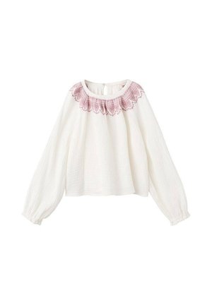 Blouse blanche texturée à manches longues avec un col froncé, ornée d'un design brodé rose au niveau du col.