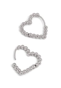 Pendientes de aro plateados en forma de corazón, hechos de cuentas redondeadas, con una textura suave y un acabado brillante, sin acentos visibles.