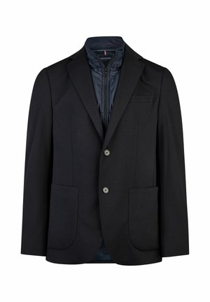 Zwarte blazer met een gladde textuur, twee knopen en een geprononceerde voering met rits. Heeft twee grote voorzakken en een borstzak.