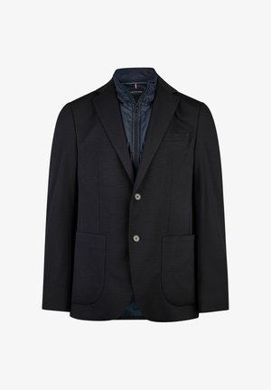 Zwarte blazer met een gladde textuur, twee knopen en een geprononceerde voering met rits. Heeft twee grote voorzakken en een borstzak.