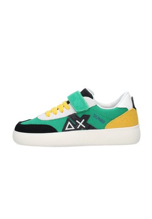 Sneaker basse con pannelli verdi, gialli, neri e bianchi, lacci gialli, cinturino in velcro verde e suola bianca con logo geometrico sul lato.