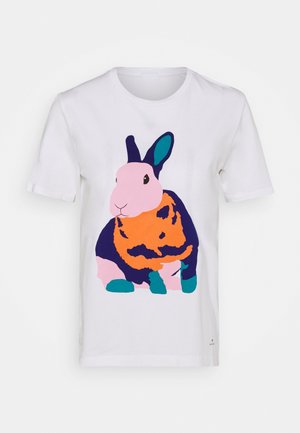 Wit T-shirt met korte mouwen met een kleurrijke afbeelding van een zittend konijn in roze, oranje, marineblauw en groenblauw aan de voorkant.