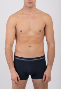 Boxer briefs in cotone navy con un elastico a contrasto caratterizzato da sottili righe. Progettati per una silhouette aderente e per il massimo comfort.
