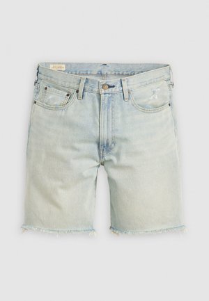 Helleblaue Jeansshorts mit ausgefranstem Saum, fünf Taschen und Kontrastnähten. Verfügt über einen Knopfverschluss und leichte Gebrauchsspuren auf dem Stoff.