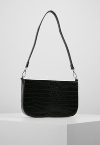 Svart handväska i krokodilprämad design med en slät yta, rektangulär form och en justerbar axelrem med metallbeslag.