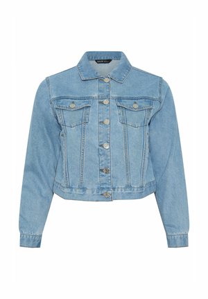 Jasnoniebieska krótka kurtka dżinsowa z srebrnymi guzikami, dwoma klapowymi kieszeniami na piersi oraz długimi rękawami.
