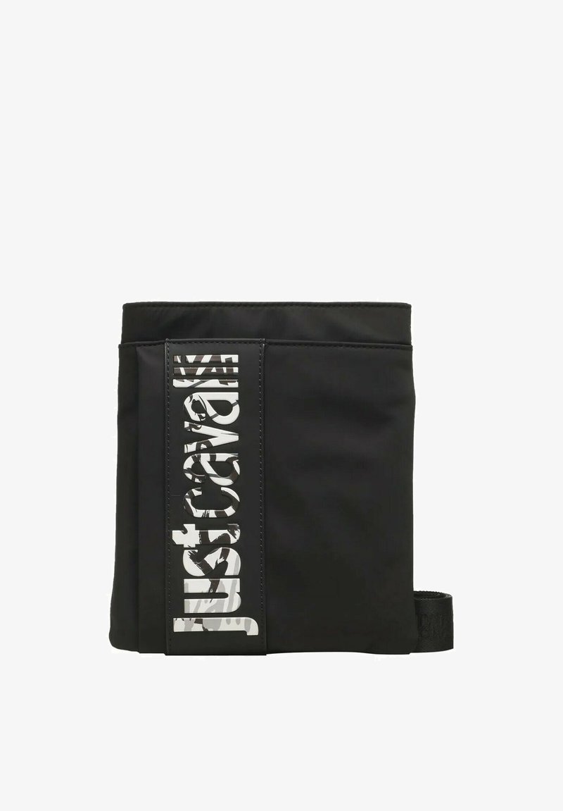 Sort rektangulær crossbodytaske med lodret hvid Julian Cavalli-logo foran og en tekstureret justerbar rem.