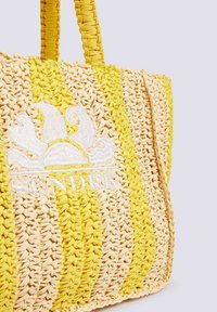 Borsa a spalla in paglia intrecciata con strisce gialle e naturali. Presenta un logo ricamato in bianco e manici testurizzati per una presa sicura.