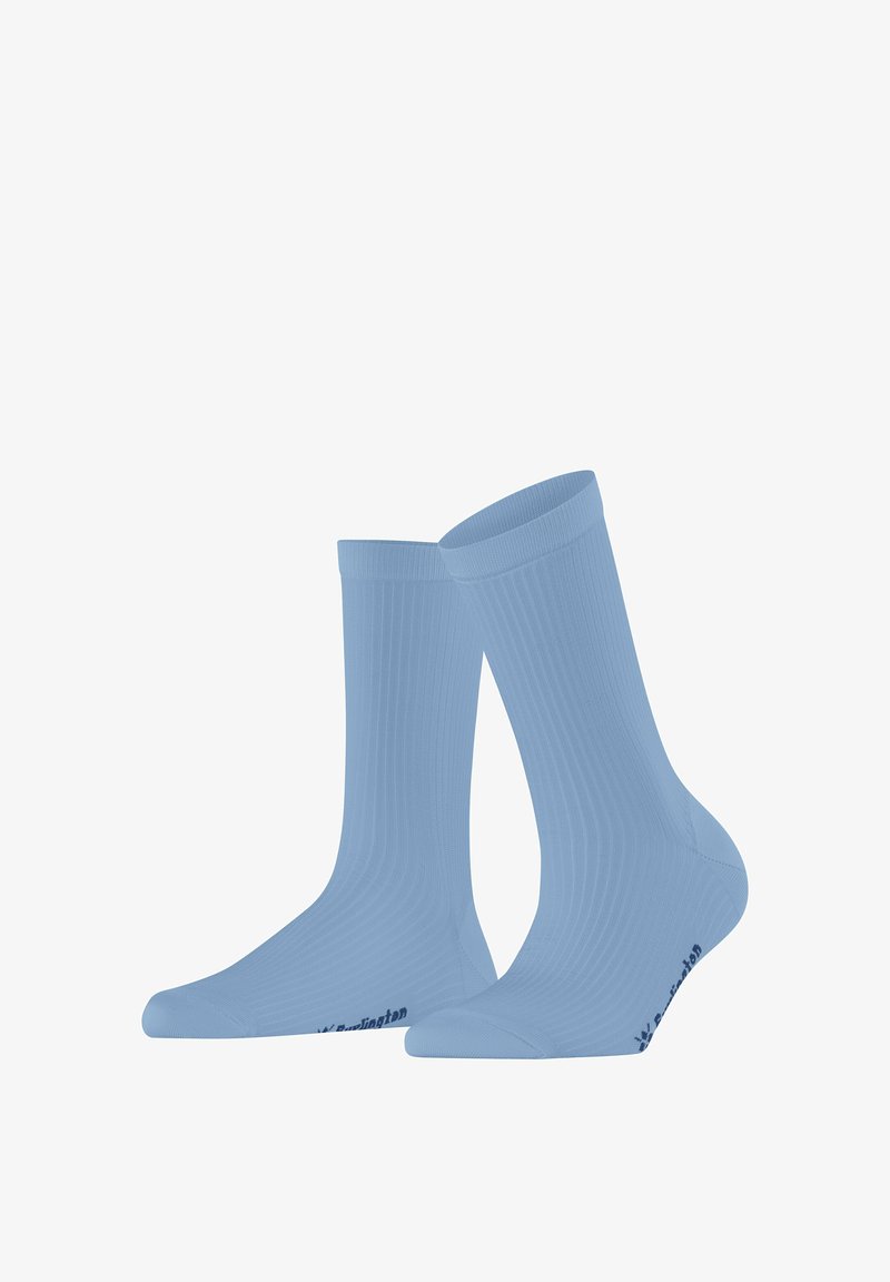 Paire de chaussettes basses côtelées bleu clair avec un logo discret sur la semelle, présentées sur un fond blanc.
