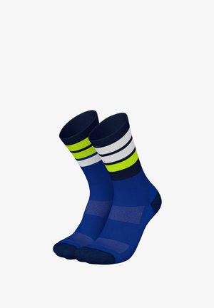 Marineblaue Sportsocken mit weißen und neongrünen Streifen, ausgestattet mit einem gerippten Bündchen und einem glatten, strukturierten Körper. Verstärkte Zehen- und Fersenbereiche.