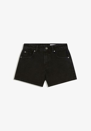 Pantaloni scurți negri din denim, cu nasture frontal, bucle pentru curea și stil cinci buzunare, așezați pe o suprafață albă.