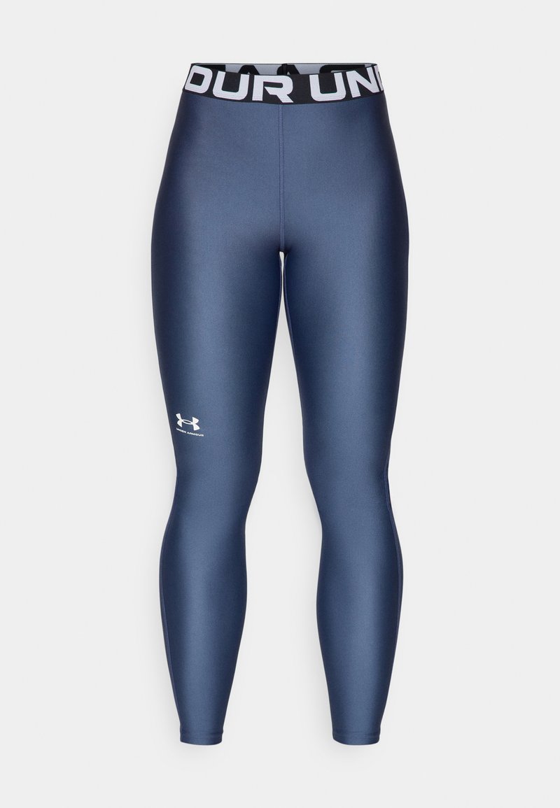 Leggings ajustados de color azul marino con una textura suave, cintura elástica con "UNDER ARMOUR" en blanco y detalle del logo en la parte inferior de la pierna.