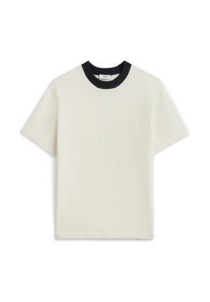 Camiseta blanca de manga corta con cuello redondo negro, diseño sencillo y dobladillos en las mangas plegados, colocada plana sobre fondo blanco.