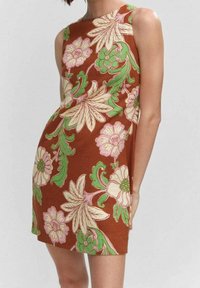 Robe marron sans manches avec de grands motifs floraux en rose et vert. Coupe ajustée avec une texture lisse et une longueur au niveau du genou.