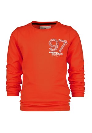 Camiseta de manga larga naranja brillante con el texto "97" y "Vingino Athletics" impreso en la parte superior izquierda del pecho.