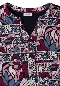 Blouse à col rond avec motif floral et chaîne en violet, rose et bleu, avec un cordon à nouer à l'avant et l'étiquette de la marque "CECIL".