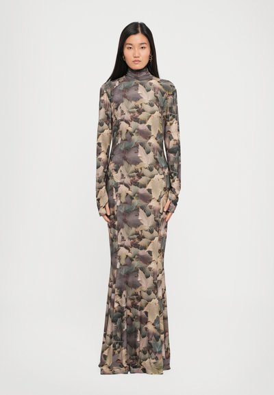 Langärmliges Kleid in einer taillierten Silhouette, aus einem blattgemusterten Stoff in erdigen Tönen von Grün, Braun und Beige mit einem hohen Ausschnitt.