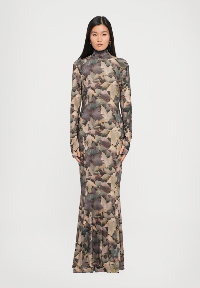 Rochie cu mânecă lungă, având o siluetă ajustată, realizată dintr-un material cu model de frunze în tonuri pământii de verde, maro și bej, cu un guler înalt.