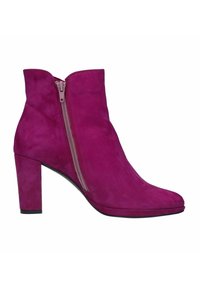 Stivaletti alla caviglia in suede fucsia con punta arrotondata, cerniera laterale e tacco a blocco. La texture è liscia, con una silhouette pulita.